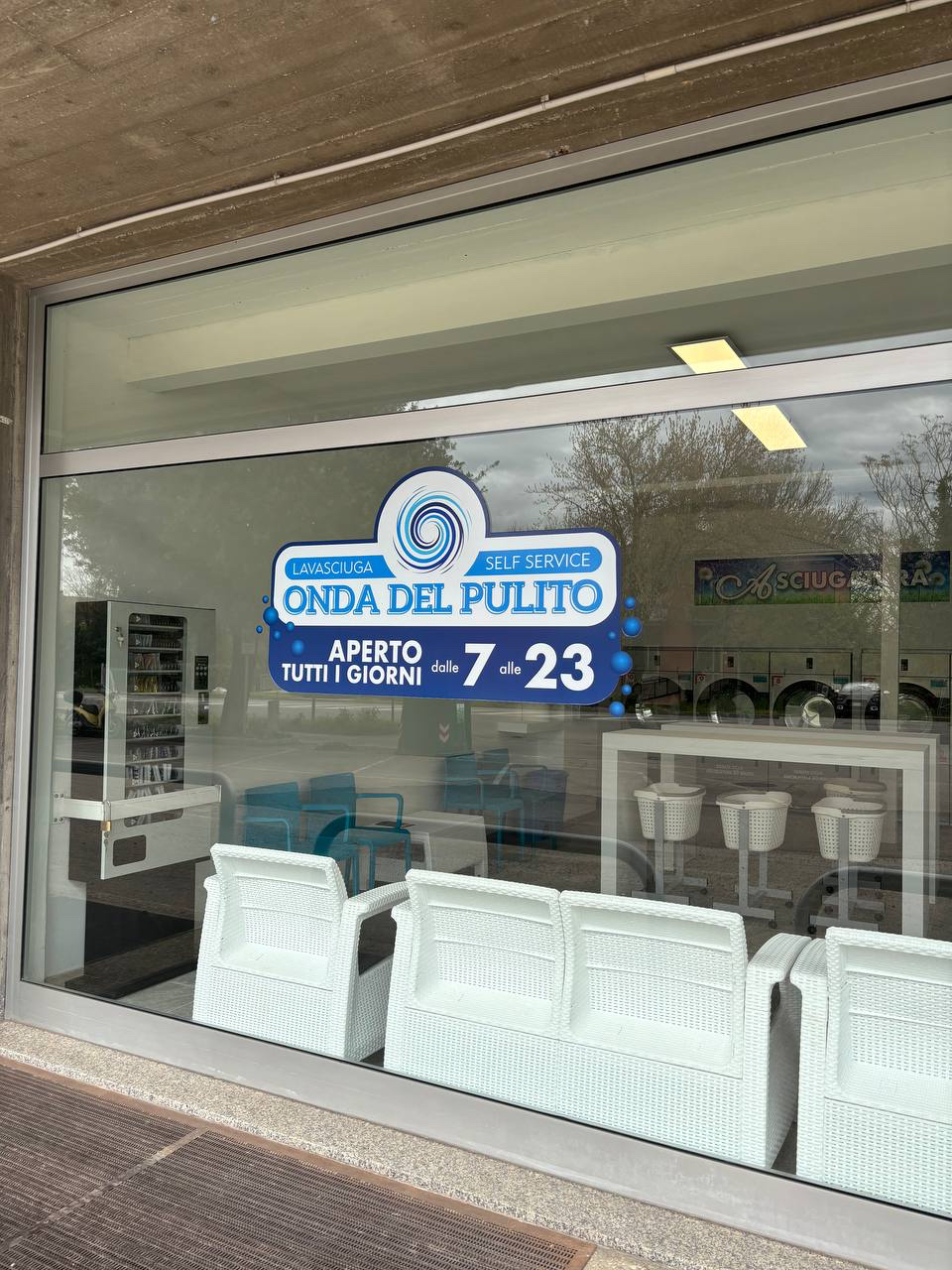 Vetrina di Onda del Pulito in Viale Bologna a Forlì