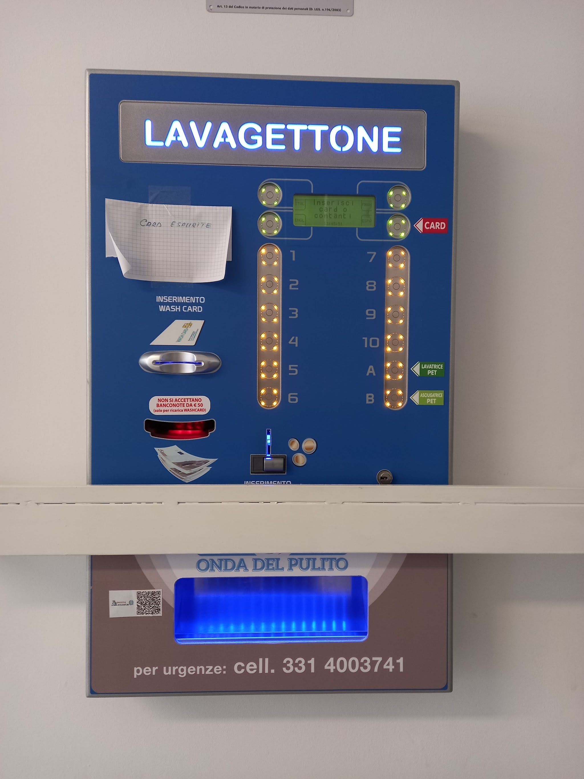 Cassa della lavanderia con numero per le urgenze